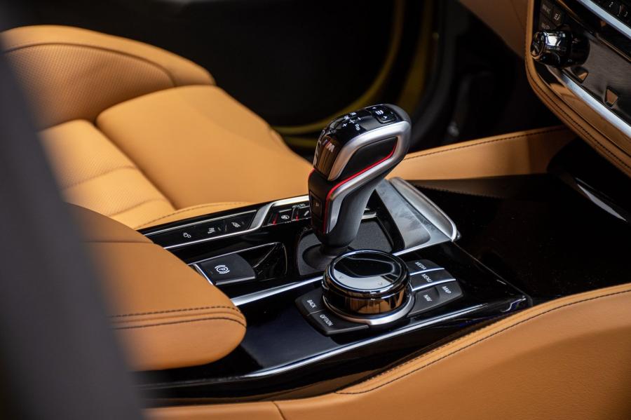 Детали интерьера BMW M5 Competition (F90) 2020 года  (UAE) (фото 34 из 36)